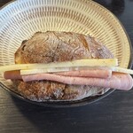 ブーランジェリー スドウ - 大山ハムとグリュイエールのオリーブパンサンド02