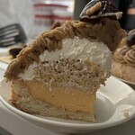 パティスリー リョーコ - 「アーモンドベースの軽い生地にラム酒香るムースリーヌ。和栗のシブースト、生クリームの4層のハーモニー」公式ページ説明より。ん？栗ペーストはそのハーモニーとは別もの？