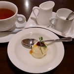 トラットリア イルピエーノ - trattoria il PIENO ＠葛西 PranzoAに付くバニラアイスとドリンクはホットティーで