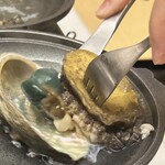 食べるお宿 浜の湯 - 鮑。目の前で半生に焼いて切り分けてくれる