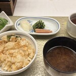 食べるお宿 浜の湯 - 秋鮭釜飯と赤だし