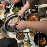 맛찬들 왕소금구이 - チョキチョキ一口大に均等に切り分けてくれます