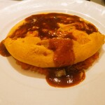 TERUNO - オムライス（真ん中にナイフを入れた後）