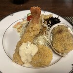 あわび・ホタテ・海老のフライにご飯・赤出汁ついて2700円