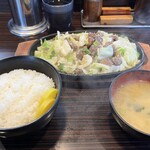 びっくり亭 - １.５皿と中ご飯と味噌汁です。