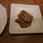 焼肉うしごろ - 網の鉄板で焼いた、厳選タンのその3です。