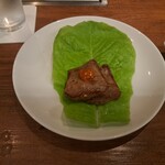 焼肉うしごろ - 厳選タンをサンチュの上にのせ、その上にサムジャンも付けたものその1です。
