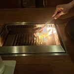 焼肉うしごろ - 群馬県産の大判サーロインを、網の鉄板で焼いている様子のその7です。またもや、ファイアーダンスが絶好調ですね。