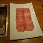焼肉うしごろ - 厳選タンです。塩ダレが付いています。