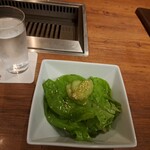 焼肉うしごろ - お冷とうしごろサラダです。