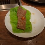 焼肉うしごろ - 網の鉄板で焼いた群馬県産の大判サーロインを、サンチュの上にのせてサムジャンも付けたもの・その2です。