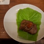 焼肉うしごろ - 厳選タンをサンチュの上にのせ、その上にサムジャンも付けたものその2です。