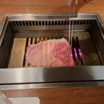 焼肉うしごろ - 群馬県産の大判サーロインを、網の鉄板で焼いている様子のその4です。
