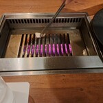 焼肉うしごろ - 網の鉄板に、牛脂を塗る様子です。