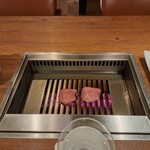 焼肉うしごろ - 網の鉄板で焼いている、厳選タンのその2です。