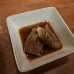焼肉うしごろ - 網の鉄板で焼いた群馬県産の大判サーロインを、ポン酢に入れた様子その1です。