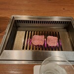 焼肉うしごろ - 網の鉄板で焼いている、厳選タンのその5です。