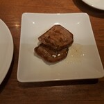 焼肉うしごろ - 網の鉄板で焼いた、厳選タンのその2です。