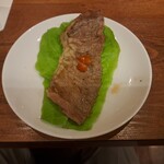 焼肉うしごろ - 網の鉄板で焼いた群馬県産の大判サーロインを、サンチュの上にのせてサムジャンも付けたもの・その1です。