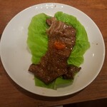焼肉うしごろ - 網の鉄板で焼いた群馬県産の大判サーロインを、サンチュの上にのせてサムジャンも付けたもの・その4です。