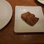 焼肉うしごろ - 網の鉄板で焼いた、厳選タンのその1です。