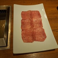 焼肉うしごろ 西麻布本店 - 厳選タンです。塩ダレが付いています。