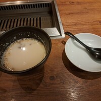焼肉うしごろ 西麻布本店 - 濃厚コラーゲンのコムタンスープです。