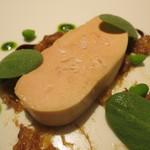 レフェルヴェソンス - 26年4月　勇気　フォアグラのナチュラル、グリーンピースとフロマージュブラン”クワルク”　バナナの燻製&キャラメリゼのエクラゼとミントオイル、オイスターリーフの新芽