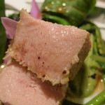 レフェルヴェソンス - 26年4月　深緑　岩手白金豚ロース肉を薪で焼いて、ふきのとうのピュレと甘酸っぱい肉にジュ、山菜たちと黒オリーブ　断面アップ