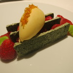 レフェルヴェソンス - 26年4月　春の畑へ　とちおとめと空豆のクレーム・オ・ブール、煎茶のメレンゲ、マンダリンオレンジのアイスクリーム