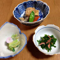 旅舎右馬允 - まずは小鉢三品｡ウコギ・ウドぬた・凍み大根や原木椎茸など野菜を炊いたん