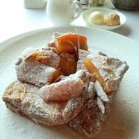 イル・テアトロ - オレンジとヘーゼルナッツ入りフレンチトースト　焼きリンゴとペカンナッツ添え