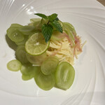 クラッティーニ - シャインマスカットのパスタ、ピンクは茗荷