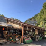 香沢庵 - 季節もので見たことない品種のりんごも売っていたよ。しっかりGET！