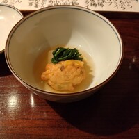 実伶 - まずは突き出しが提供されます。この日は飛龍頭と冬瓜の炊合せ。ふわっとした口当たりの飛龍頭には銀杏を混ぜて食感と香りの変化を楽しめます。冬瓜は飛龍頭とは違う出汁で炊く手間のかけよう。