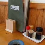 そば・呑みくい処 味里 - 料理写真:テーブル席上の調味料他達