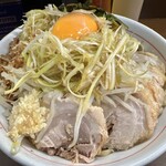 ラーメン二郎 - 小ぶた（1,120円）＋ネギ（150円）＋ニラキムチ（120円）＋汁なし（120円）、ニンニクコール