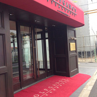ウルフギャング・ステーキハウス 六本木 - 高級感漂う入り口！