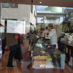 フランス菓子 パティシエ ショコラティエ イナムラショウゾウ - イナムラさんも店頭に