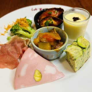 ラ・ベットラの前菜8種の盛り合わせ