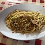 パスタナポレターナ - 氷塩秋鮭と株なめこのペペロンチーノ