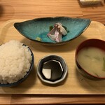 うみからそらへ - 定食付け合わせの刺身３品と味噌汁、ご飯（大盛り）