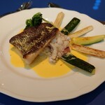 エッサンス - 魚は黒ムツ。付け合わせは地元のズッキーニと出始めのマコモダケ 202410