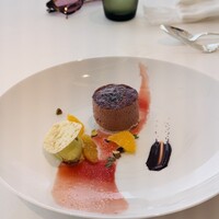 SIMOSE French Restaurant - こちらもデザート。赤の鮮やかなバックが良い