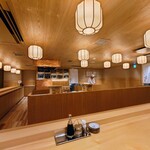 とんかつジョニー - 広い店内