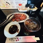 味源 - 肉と麦茶とタレが初めに運ばれてくるよ！