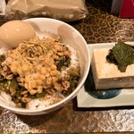 タイニーカフェ - 納豆丼煮卵付き、冷奴