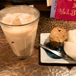 タイニーカフェ - アイスチャイ、バナナケーキ