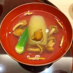 すし博 - 結 8800円
      （ランチコース料理）
      お椀 鯛と金目鯛の出汁 翡翠茄子