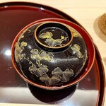 すし博 - 結 8800円
      （ランチコース料理）
      お椀 鯛と金目鯛の出汁 翡翠茄子